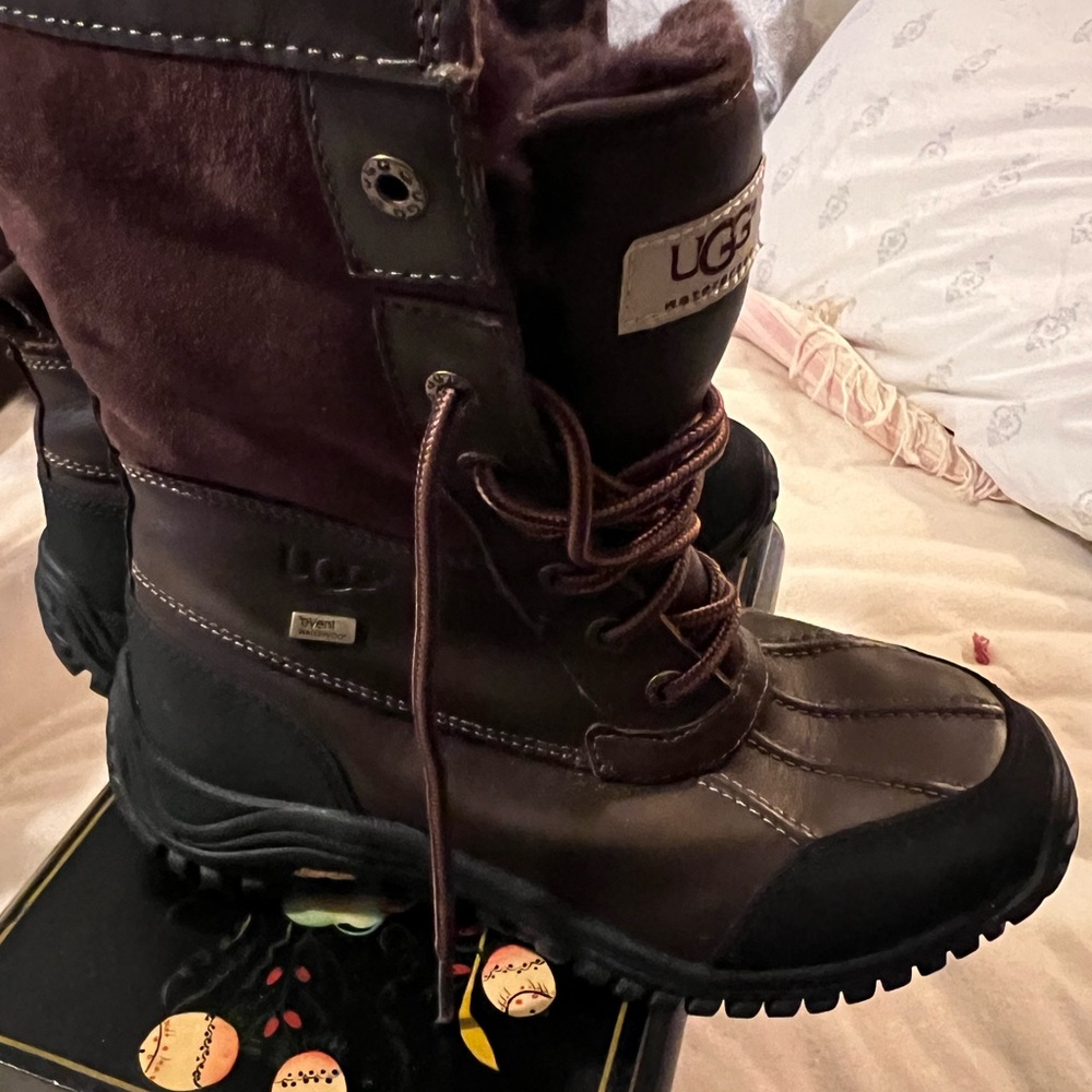 UGG women’s Brown Leather & Suede Lace-Up Winter Boots